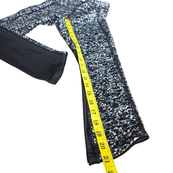 Lululemon Deep Breath Crop (21" ) Iced Wave White Black / Black Size 2 - Picture 13 of 15